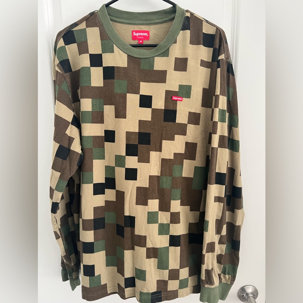 Supreme Men’s Camouflage Print Crew Neck Medium Shirt